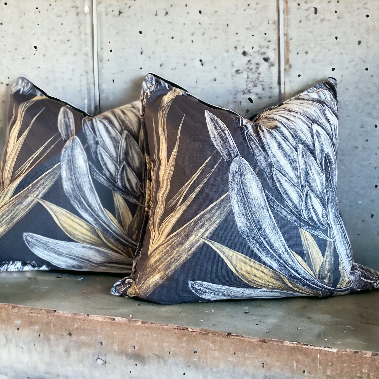 Cushion Cover Vintage Protea Dark